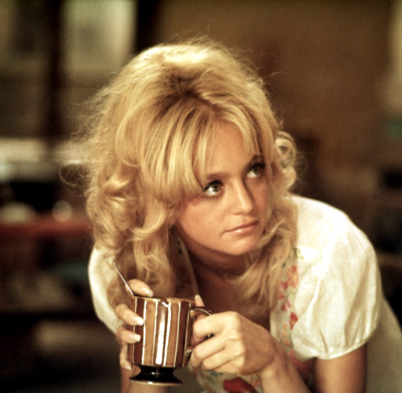Goldie Hawn: The Secret To Her Ageless Beauty (Doctors Are Amazed!) - t4474hy