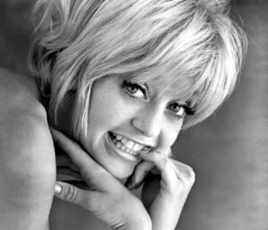 12 Photos of Goldie Hawn That Prove She’s An Ageless Sweetheart – Takes