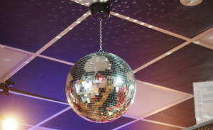 15 ’70s Home Decor Trends We’d Secretly Love to See Again – Takes Me Back